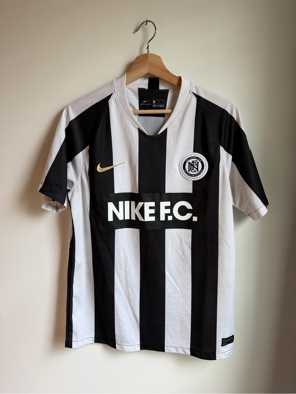 Nike Men's Black and White Striped Football Jersey soccer kit M